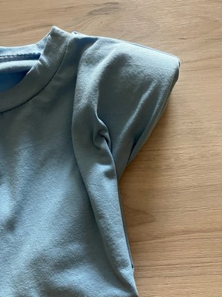 Camiseta azul con hombreras