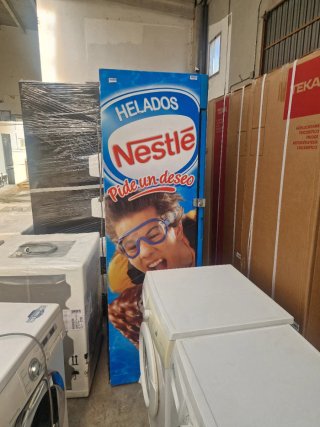 Congelatore espositore verticale Nestle