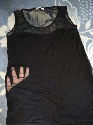 Camiseta negra con transparencias