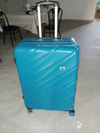 Maleta de viaje azul con ruedas