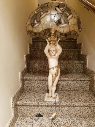 Lámpara de pie con figura de querubín