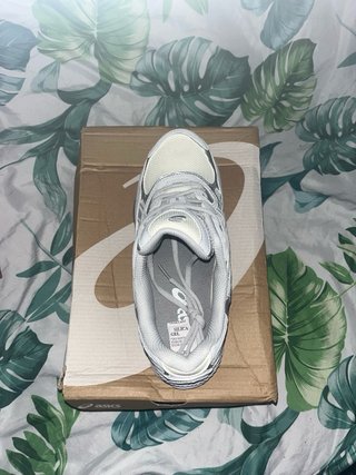 Zapatillas Asics Plata y Blanco