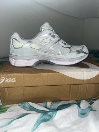 Zapatillas Asics Plata y Blanco