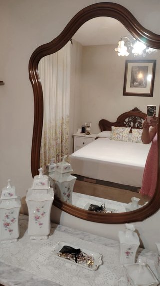 Dormitorio antiguo de madera con mármol