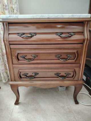 Dormitorio antiguo de madera con mármol
