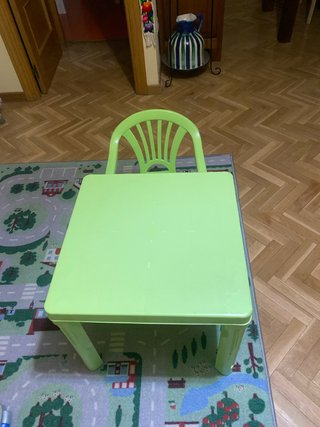 Mesa y silla infantil verde