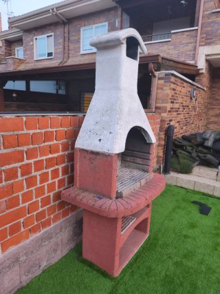 Barbacoa de piedra y metal