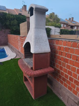 Barbacoa de piedra y metal