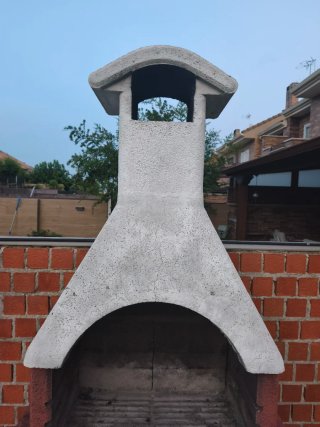 Barbacoa de piedra y metal