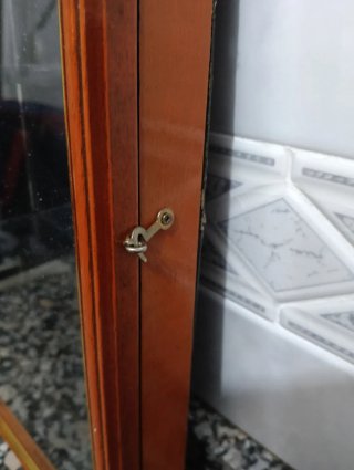 Vitrina de madera y cristal