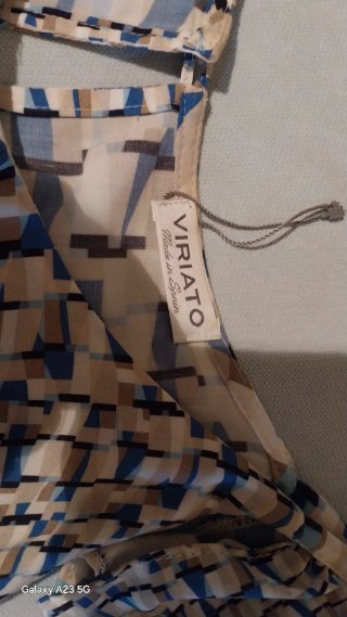 Vestido de verão estampado azul e cinza