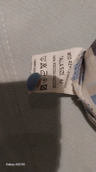 Vestido de verão estampado azul e cinza