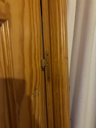 Puerta de madera con marco