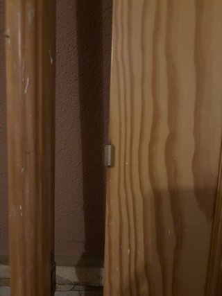 Puerta de madera con marco