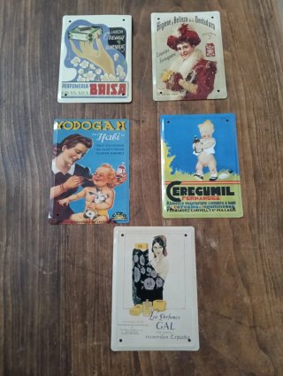 Cinco placas metálicas imágenes anuncios antiguos
