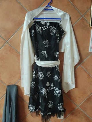 Vestido de fiesta negro con flores blancas