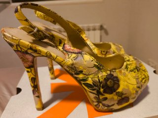 Zapatos de tacón multicolor con estampado floral