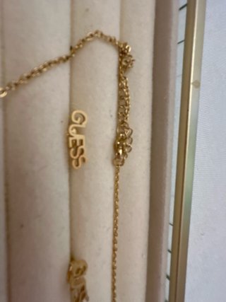 Conjunto Guess Cadena y Pendientes Acero Dorado