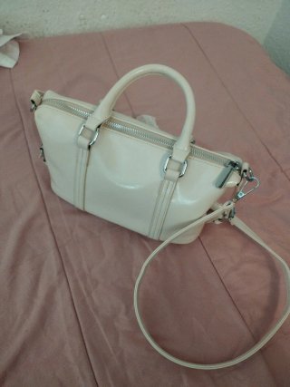 Bolso rosa con correa larga