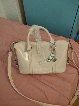 Bolso rosa con correa larga
