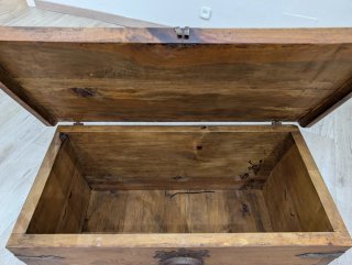 Caja de madera antigua con herrajes