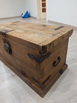 Caja de madera antigua con herrajes