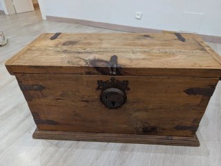 Caja de madera antigua con herrajes
