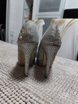 Zapatos de tacón plateados con pedrería