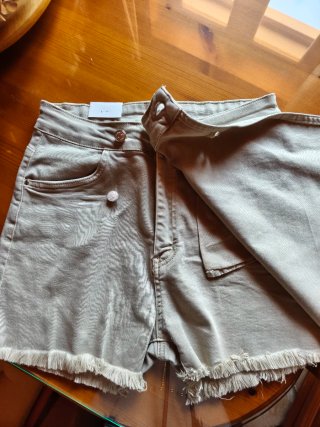 Minifalda pantalón , beige nueva ,sin estrenar,