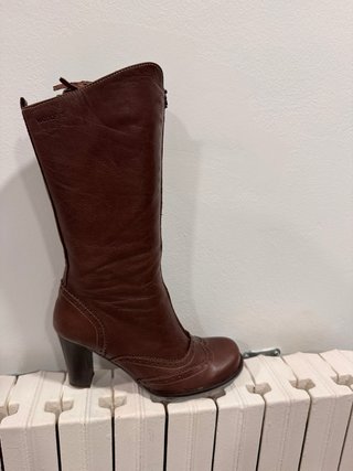 Botas altas de piel marrón con flecos