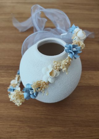 Corona de flores azul empolvado y beige