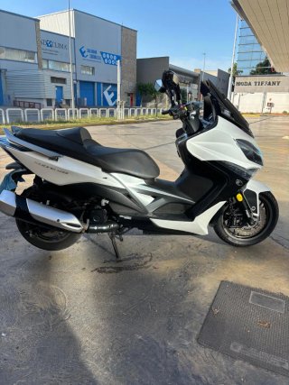 Kymco Maxi Scooter Blanca y Negra