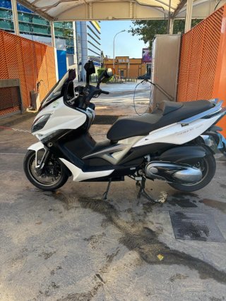 Kymco Maxi Scooter Blanca y Negra
