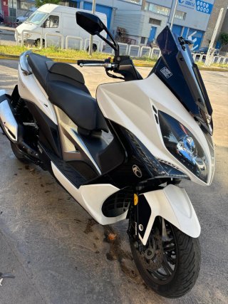 Kymco Maxi Scooter Blanca y Negra