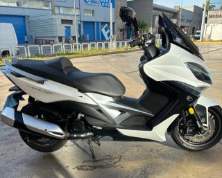 Kymco Maxi Scooter Blanca y Negra