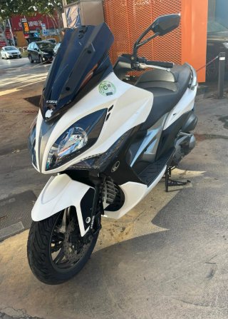 Kymco Maxi Scooter Blanca y Negra