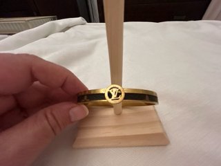 Pulsera Rígida Dorada LV