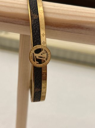 Pulsera Rígida Dorada LV