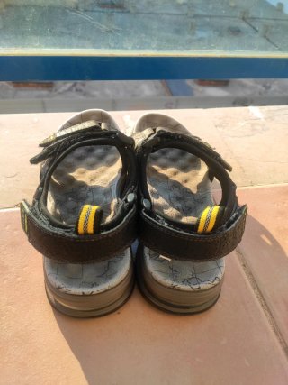 Sandalias chico negras y multicolor