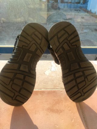 Sandalias chico negras y multicolor