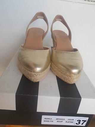 Alpargatas doradas cuña 7cm