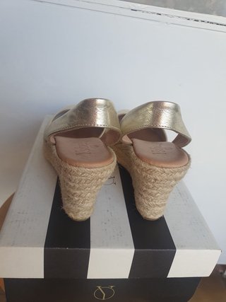 Alpargatas doradas cuña 7cm