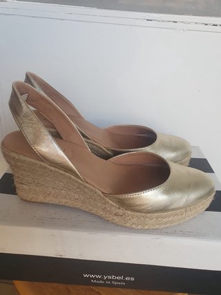 Alpargatas doradas cuña 7cm