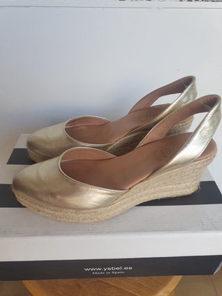 Alpargatas doradas cuña 7cm