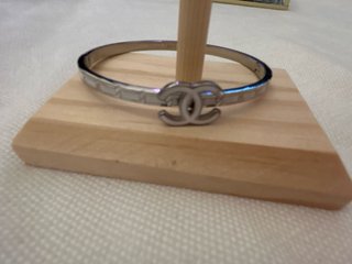 Pulsera Rígida CC Plateada y Blanca