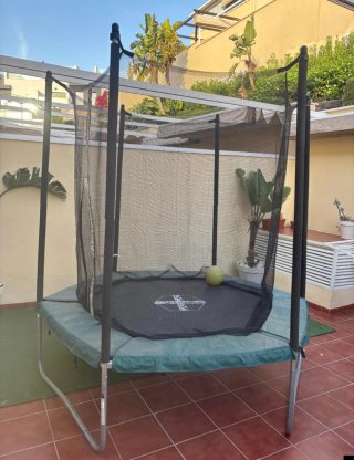 Cama elástica con red de seguridad