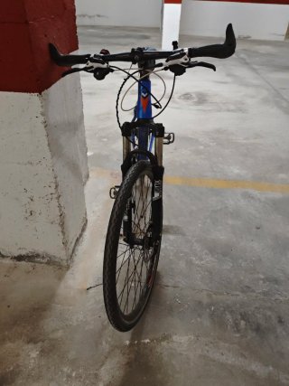 Bicicleta de montaña azul