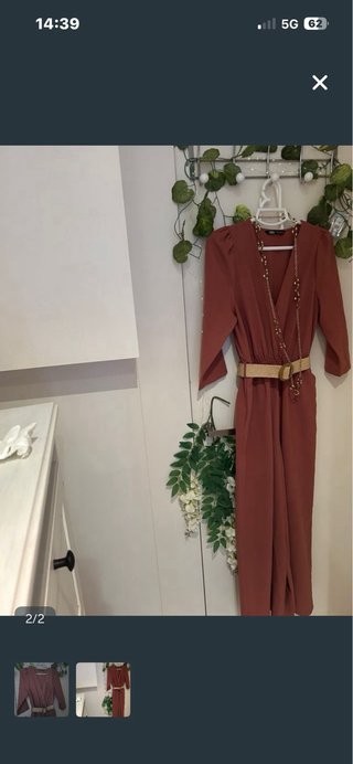 Mono elegante naranja y beige