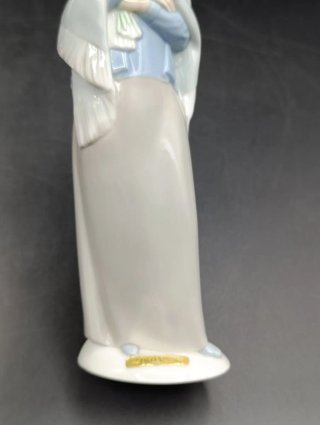 Figura Lladro Joven con Flores Porcelana