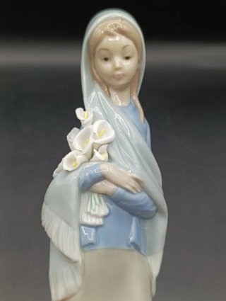 Figura Lladro Joven con Flores Porcelana
